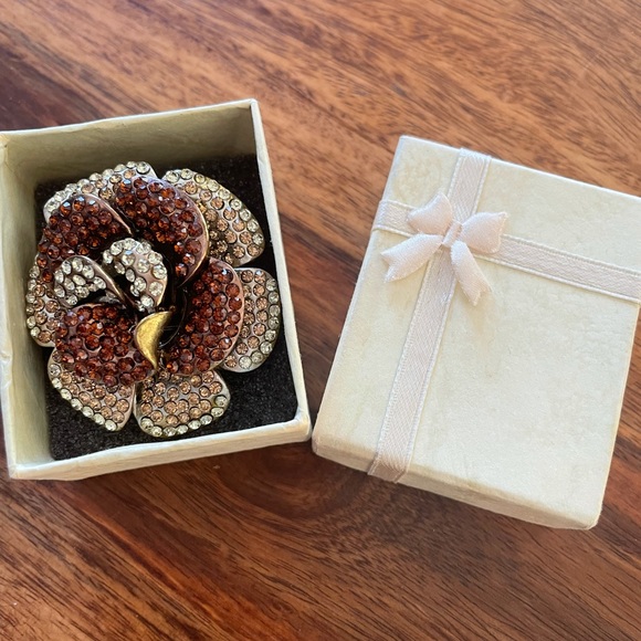 Oversized rhinestone flower cocktail ring - Picture 7 of 11